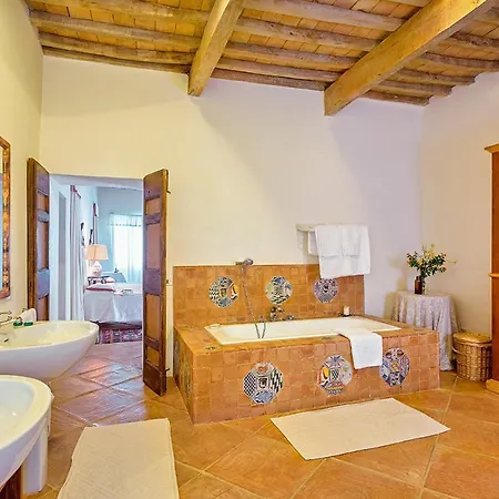 Villa La Mita Sleeps 26 With Pool And Air Con *